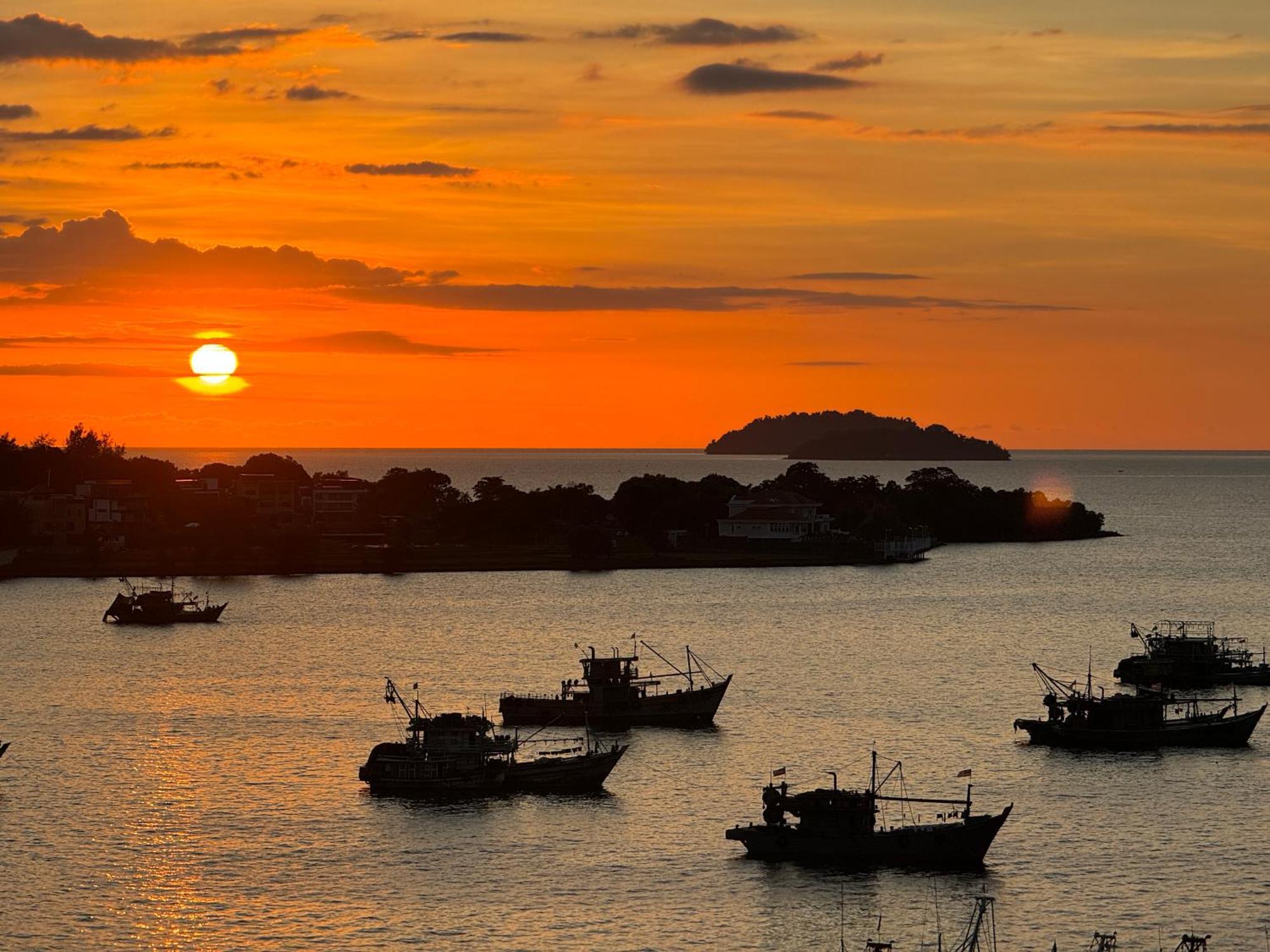 The Shore Cbd Kota Kinabalu By Laxzone Suite Екстериор снимка